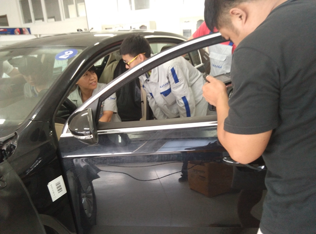 4孙雪梅老师进行汽车检测示范_副本.jpg