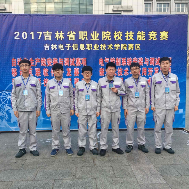 我校自动化生产线安装与调试参赛团队合影_副本.jpg