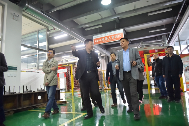 机械行指委专家参观我校机器人实训中心_副本.jpg
