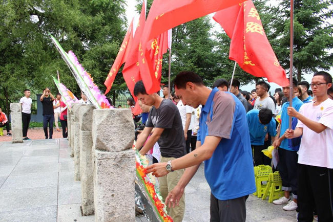 图11.向白家堡子死难者献花圈_副本.jpg