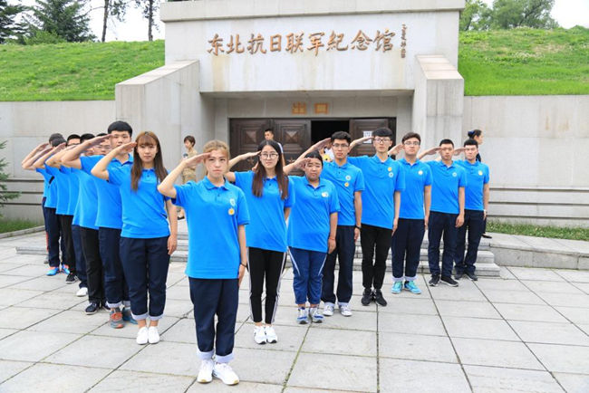 图12.东北抗日联军纪念馆学生仪式合影_副本.jpg