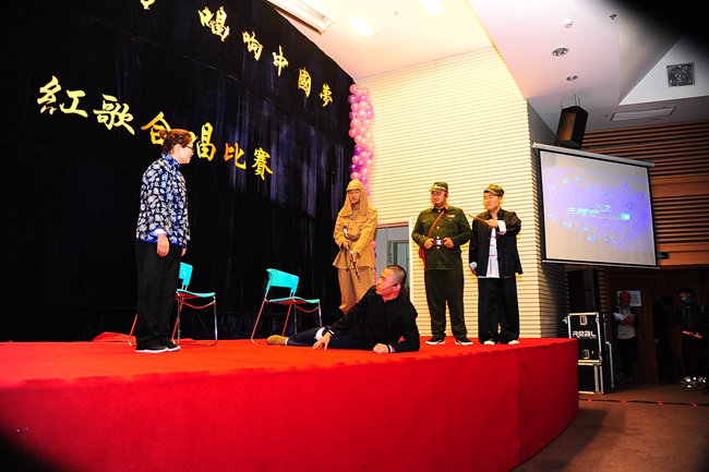 图为学生表演红色情景剧_副本.jpg