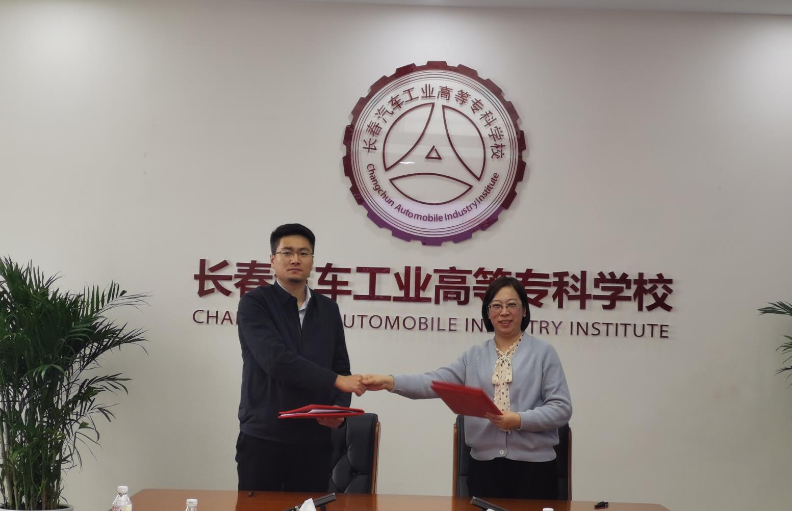 图4 签约仪式.jpg