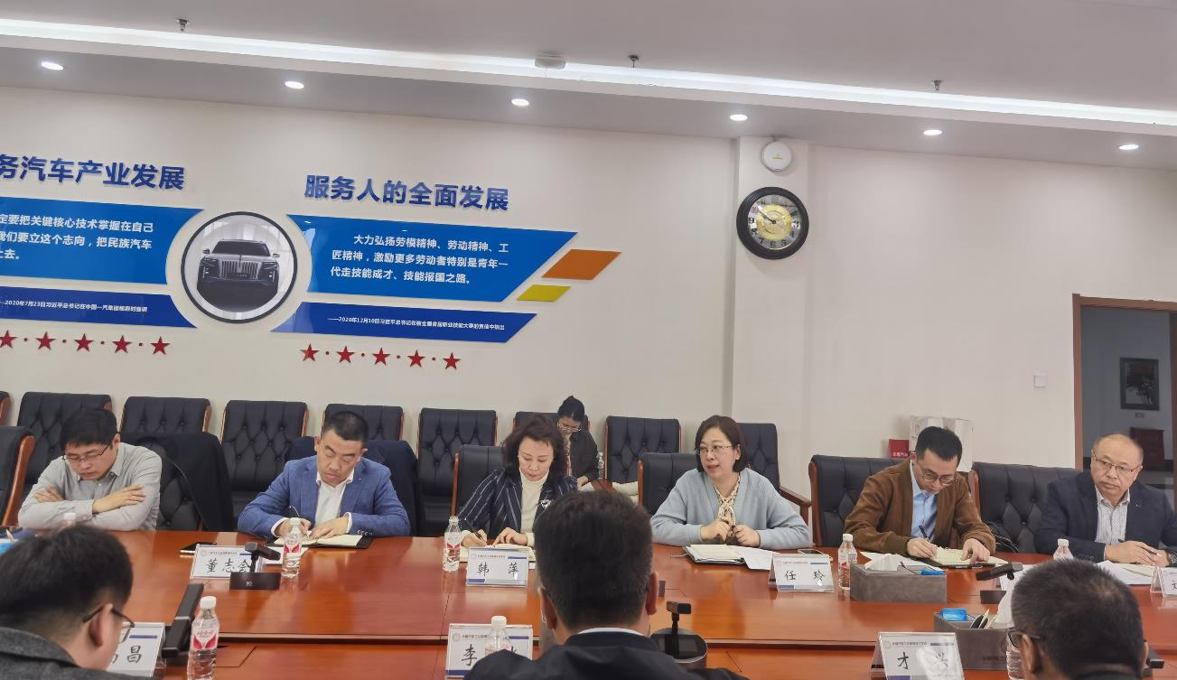 图2 汽车营销学院院长任玲介绍物流专业发展现状及未来规划.jpg