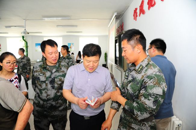 图四.参观学习部队党政建设_副本.jpg