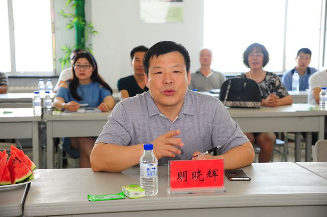 图五.副校长明晓辉进行交流_副本.jpg