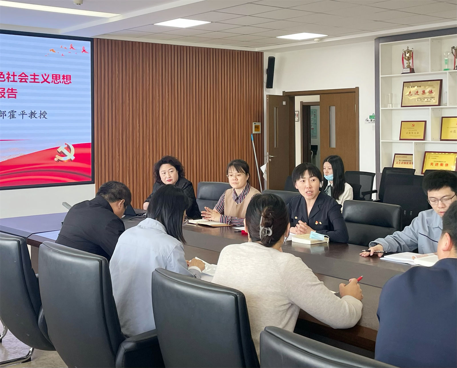 图3 学院党总支组织委员王珏琦主持会议.jpg