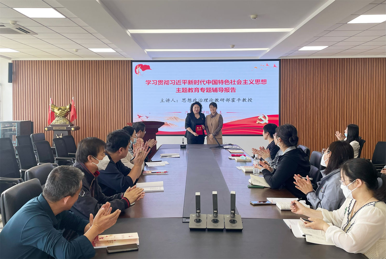 图2 学院党总支书记苏蔷为霍平教授颁发聘书.jpg