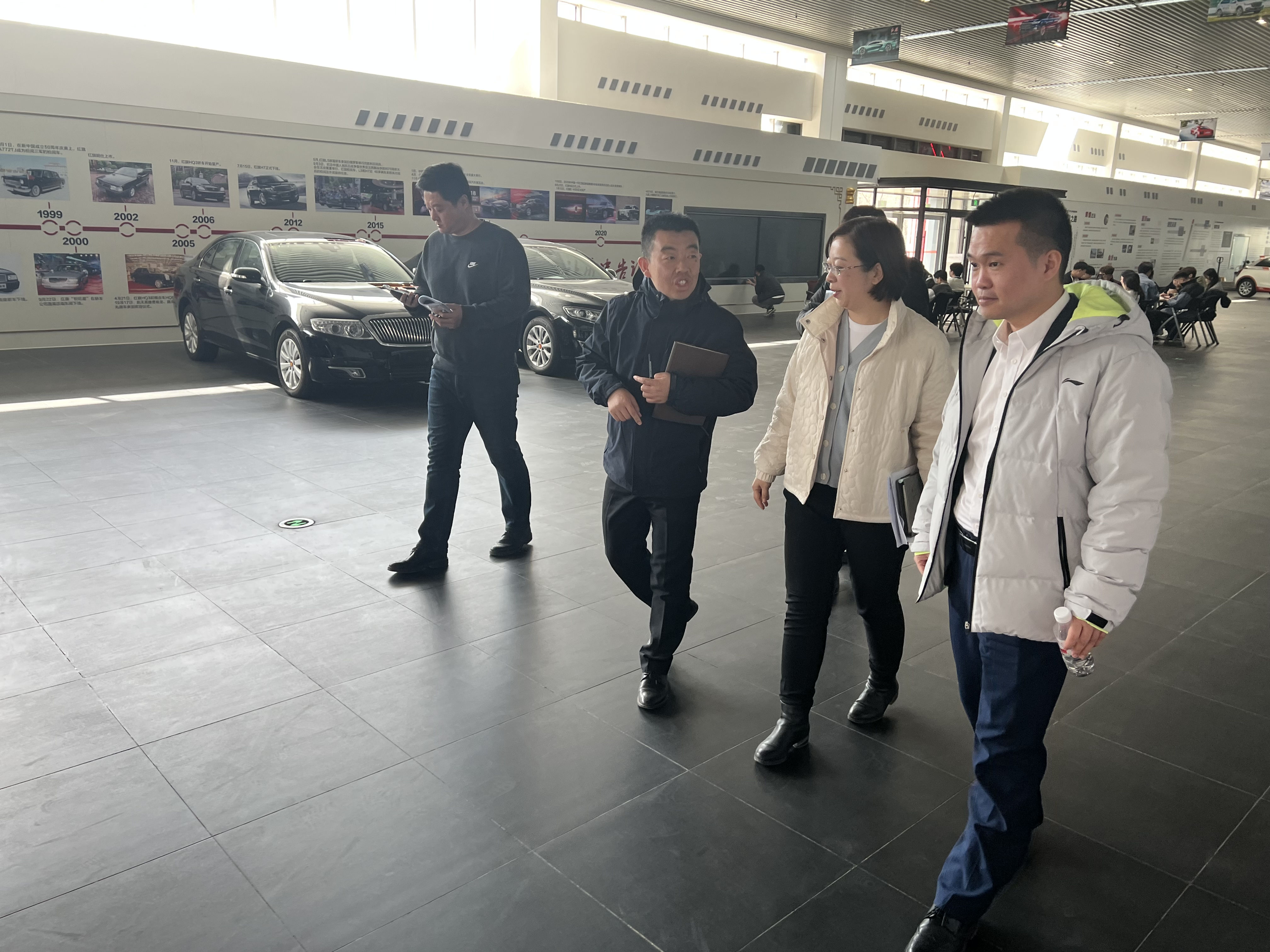 图2.汽车营销学院副院长董志会带领红旗来宾参观红旗实训基地.jpg