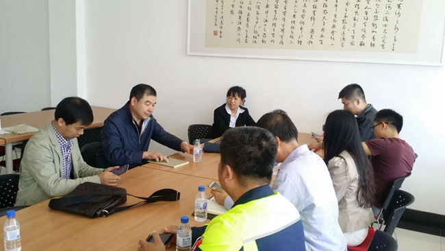 专家与工作室团队成员进行座谈_副本.jpg