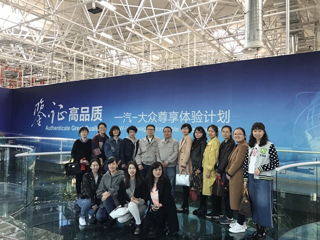 学校外语教师与一汽大众公司车间领导合影_副本.jpg