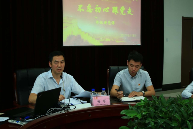 图3.安军书记(左)讲党课.jpg_副本.jpg