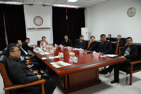 观看学校宣传片《汽车人才摇篮》并召开座谈会_副本.jpg