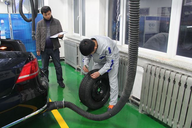 图2 比赛现场-测轮胎花纹深度_副本.jpg