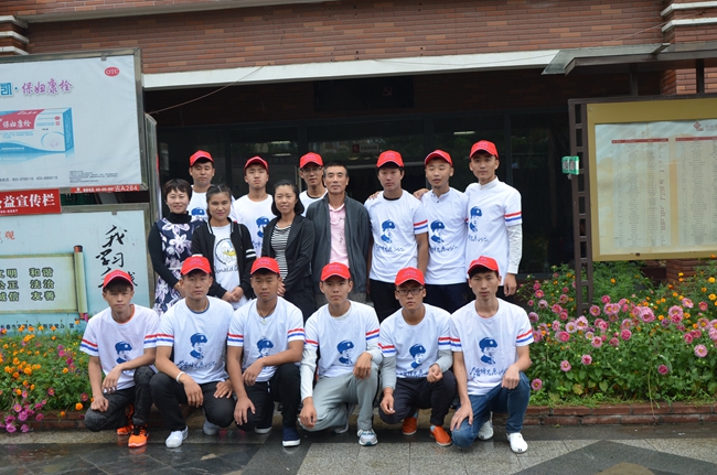 图五 老年活动中心前合影_副本.jpg