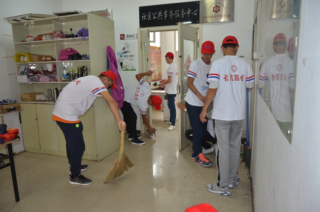 图四 志愿者们在行动_副本.jpg