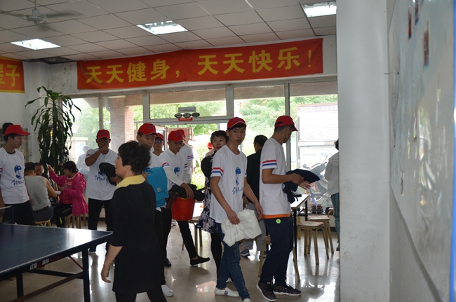 图三 志愿者们到达老年活动中心_副本.jpg