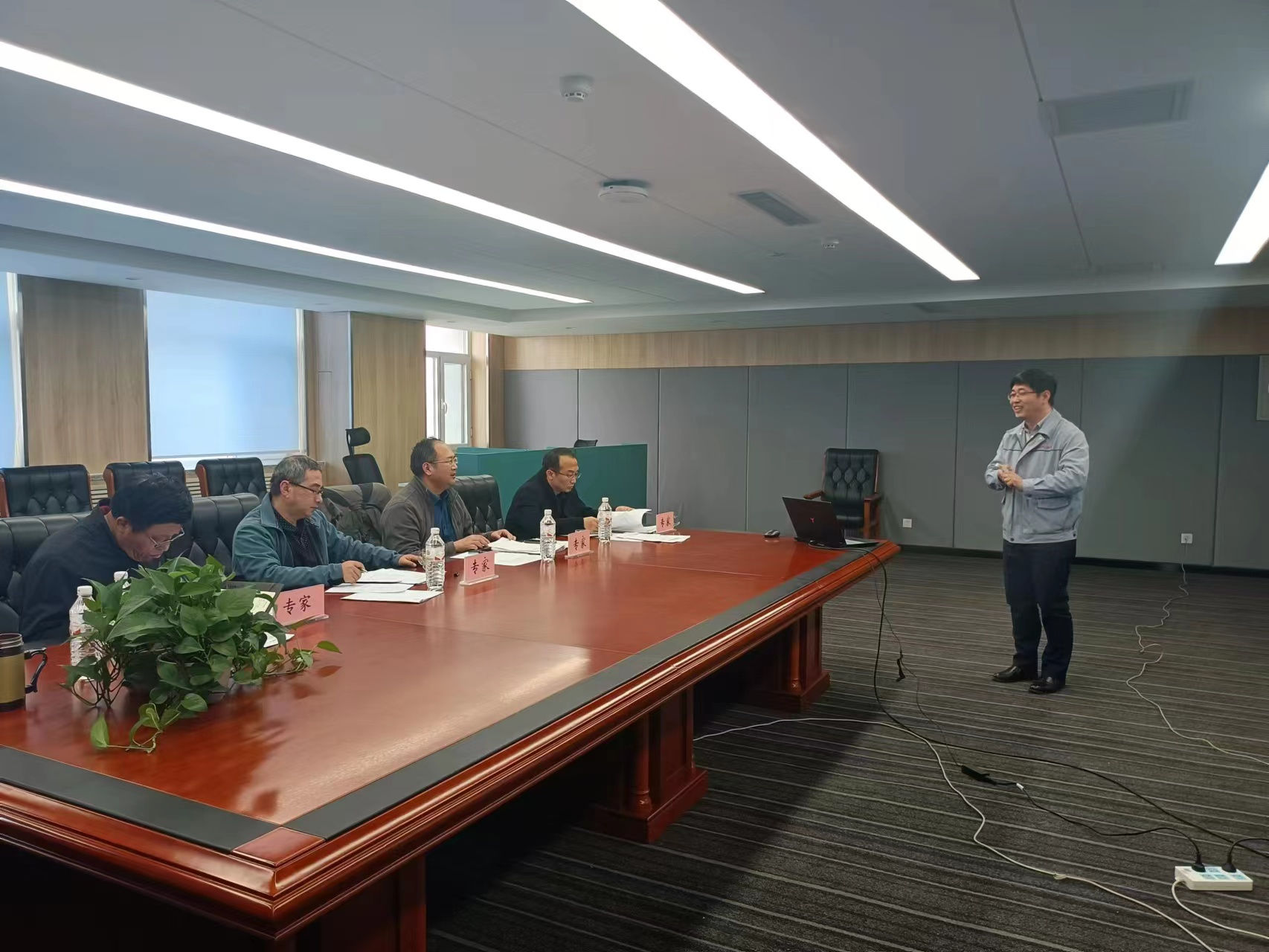 图3 评审现场.jpg