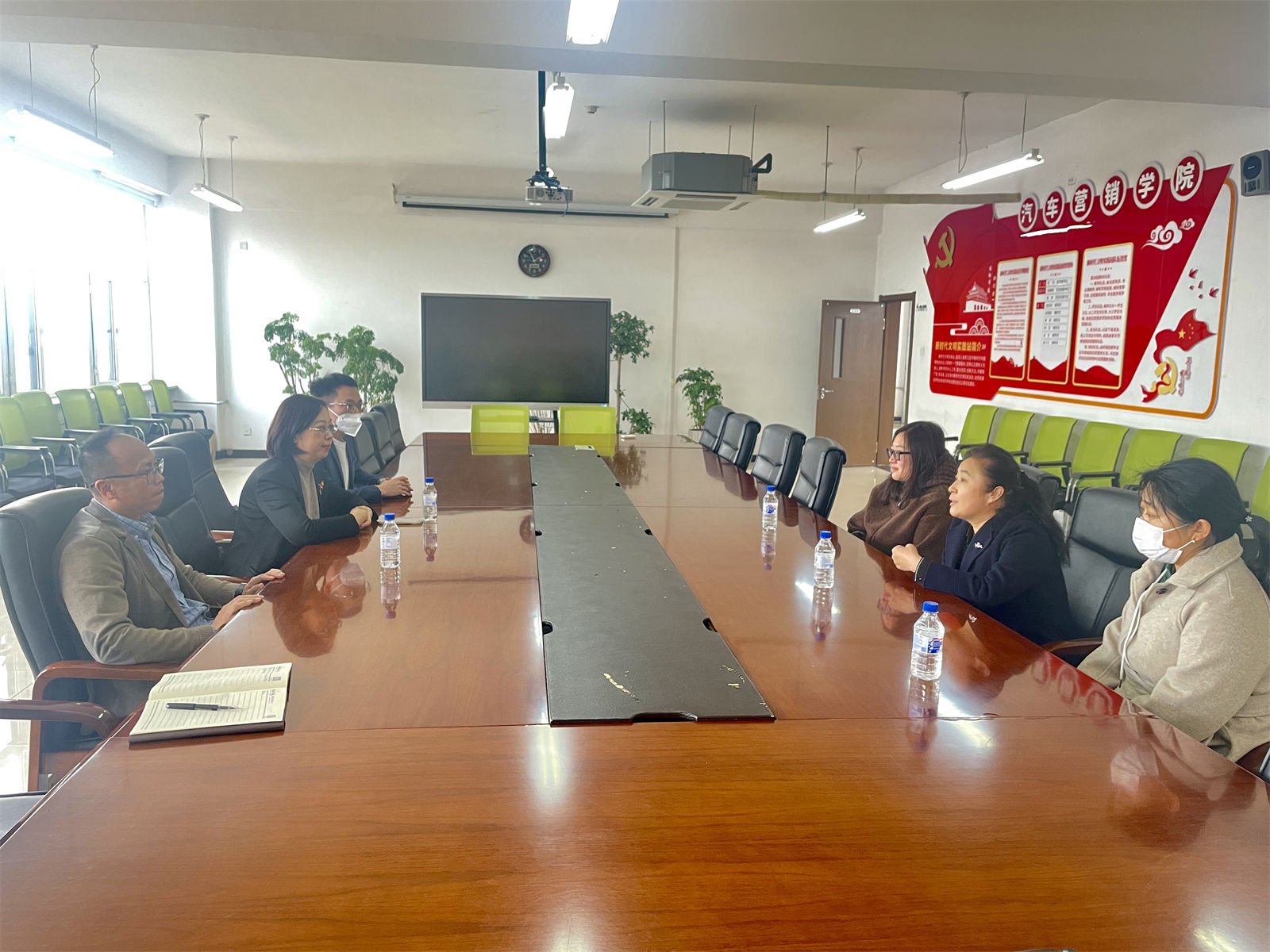 图片2 交流座谈.jpg